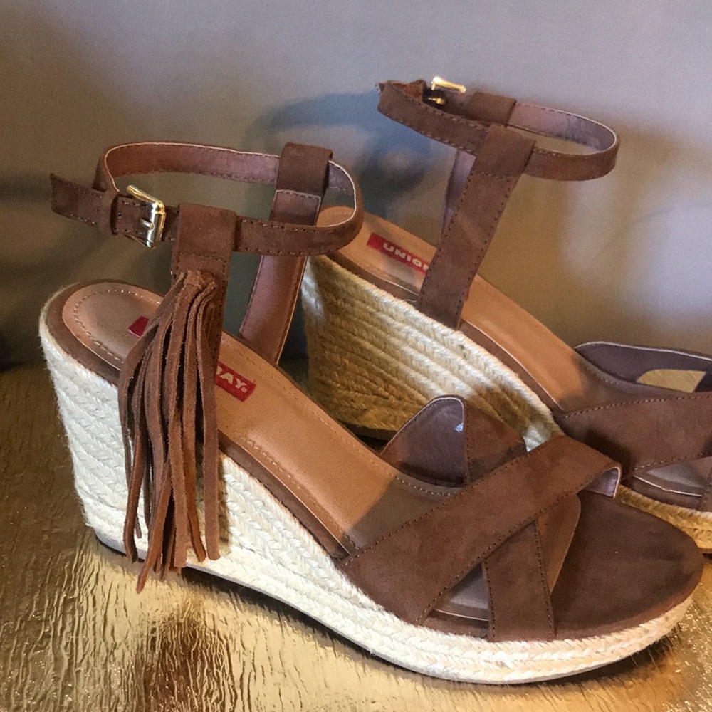 Women’s size 10 pretty wedges ankle strap sandals high heel brown fringe buckle